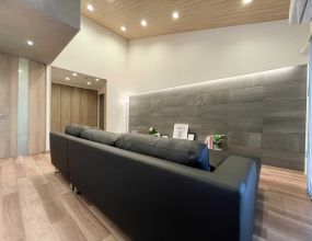 天井高3ｍ超のリビングは迫力満点。ナチュラルテイストで仕上げたマンションリノベ 写真