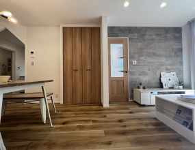お気に入りの家具が映える、△アーチのある戸建 写真