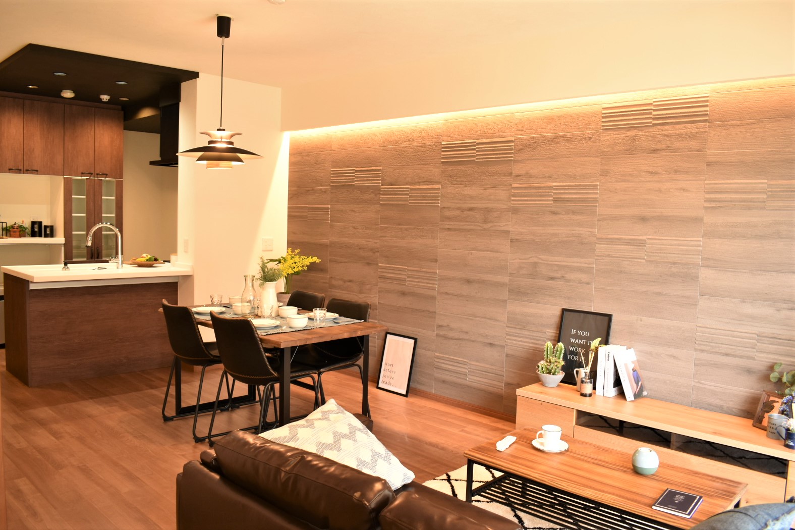 ヴィンテージな風合いのある木目柄のエコカラットを間接照明で更に際立たせたLDK アイキャッチ ヴィンテージな風合いのある木目柄のエコカラットを間接照明で更に際立たせたLDK アイキャッチ