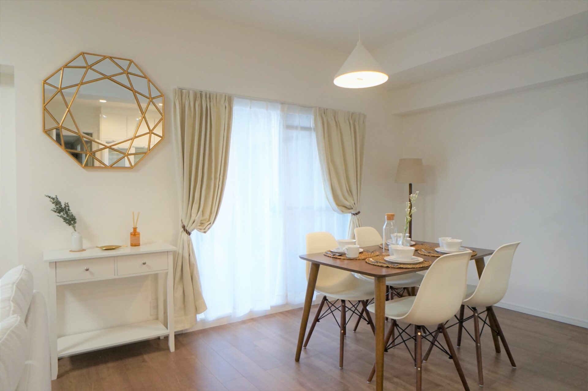 ホワイト×チェリー系木目 dreamyな空間に アイキャッチ ホワイト×チェリー系木目 dreamyな空間に アイキャッチ