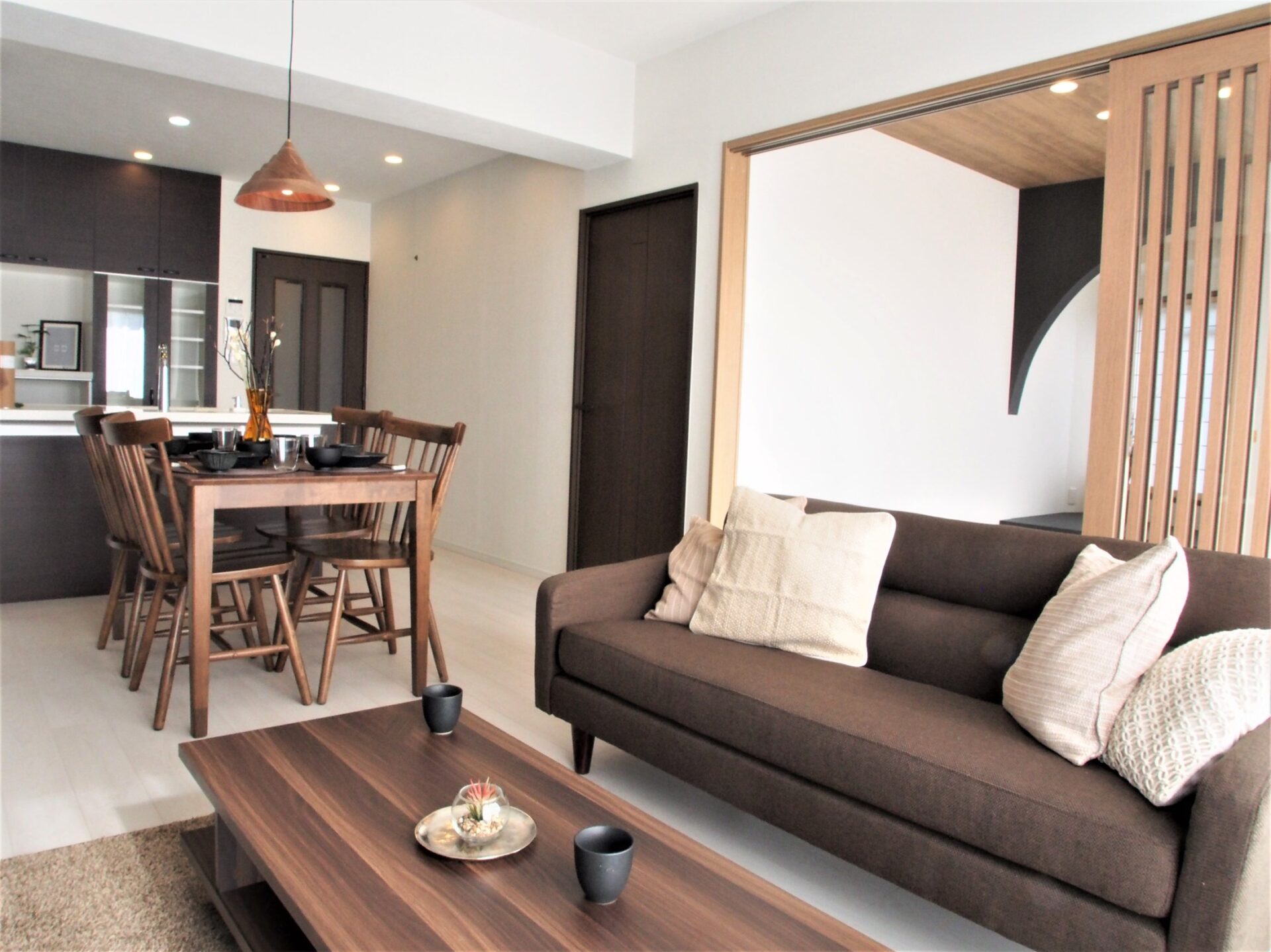 和の趣きあふれる格子戸デザインを採用したマンションリノベーション アイキャッチ 和の趣きあふれる格子戸デザインを採用したマンションリノベーション アイキャッチ