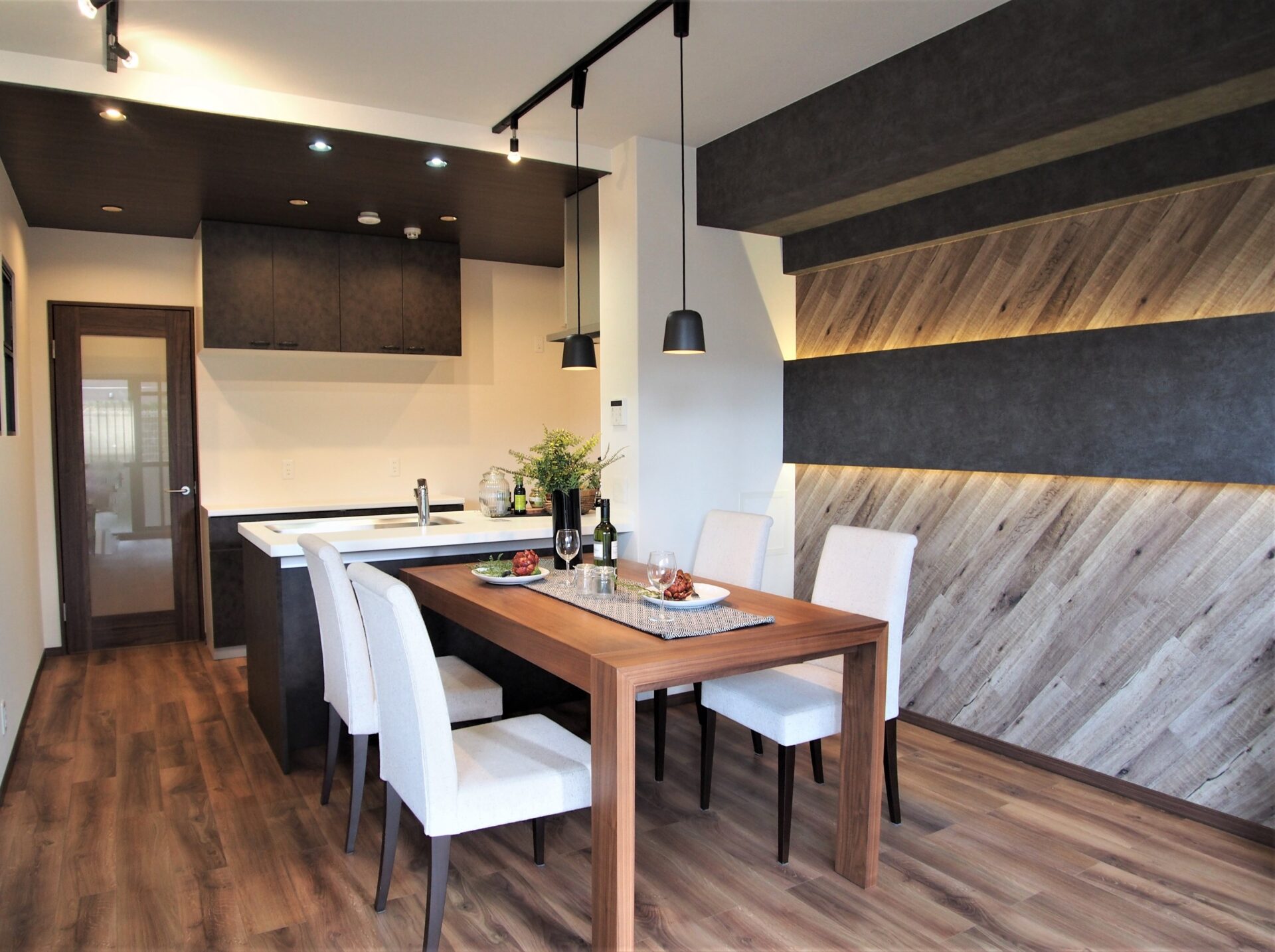 シームレスな光のラインが映える、間接照明を上手く取り入れたインダストリアル内装 アイキャッチ シームレスな光のラインが映える、間接照明を上手く取り入れたインダストリアル内装 アイキャッチ