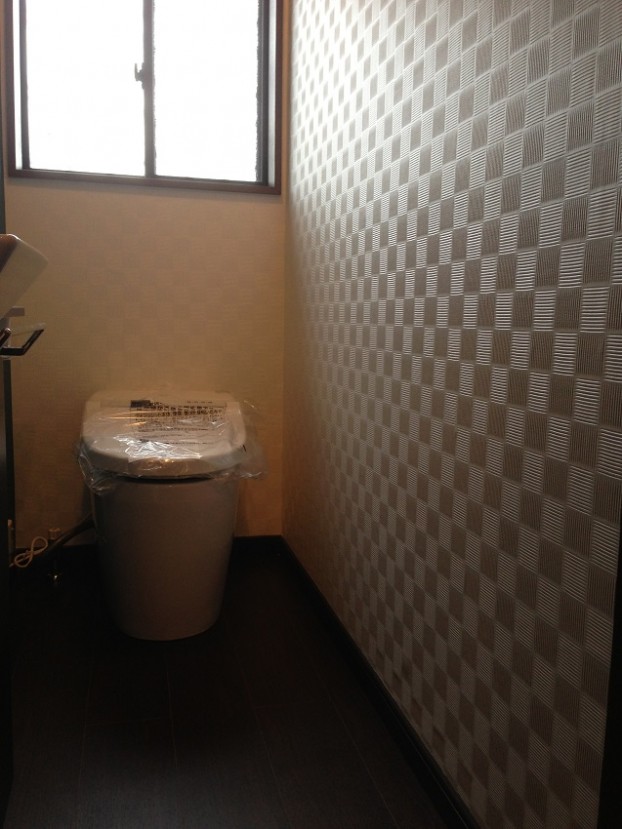 ダークな床にアクセントクロスが和みある空間に アイキャッチ ダークな床にアクセントクロスが和みある空間に アイキャッチ