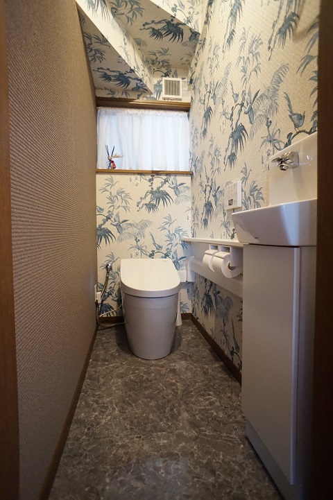 お気に入りのアクセントクロスで劇的に生まれ変わったレストルーム アイキャッチ お気に入りのアクセントクロスで劇的に生まれ変わったレストルーム アイキャッチ