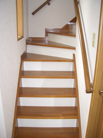 階段立ち上がりを明るくするだけでイメージUP アイキャッチ 階段立ち上がりを明るくするだけでイメージUP アイキャッチ