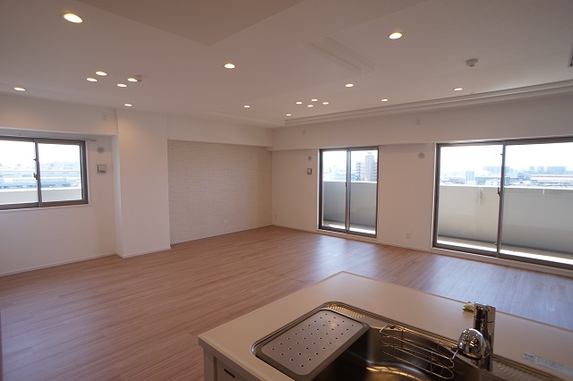 ダウンライトをたくさん設置し明るい空間にダウンライトをたくさん設置し明るい空間に アイキャッチ ダウンライトをたくさん設置し明るい空間にダウンライトをたくさん設置し明るい空間に アイキャッチ