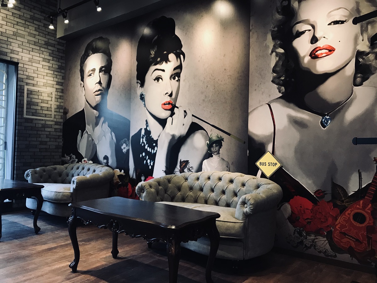 壁一面 マリリンモンロー/オードリーヘップバーン/ジェームスディーンの輸入クロスで映えるコインランドリーに 大阪市西区北堀江 アイキャッチ 壁一面 マリリンモンロー/オードリーヘップバーン/ジェームスディーンの輸入クロスで映えるコインランドリーに 大阪市西区北堀江 アイキャッチ