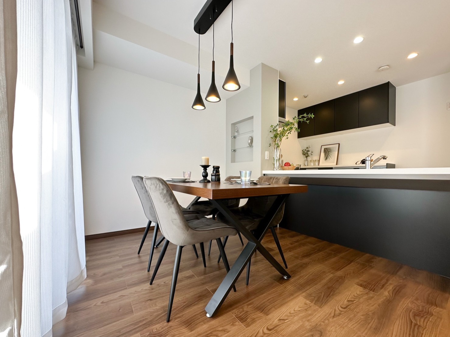 ガラス素材をうまく取り入れたシックなモダンルーム アイキャッチ