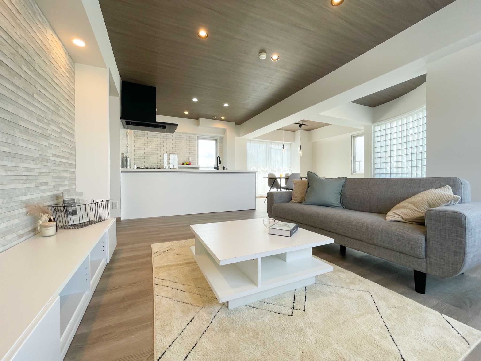 梁をアクセントとして活かす 木目天井が映える広々LDK アイキャッチ 梁をアクセントとして活かす 木目天井が映える広々LDK アイキャッチ