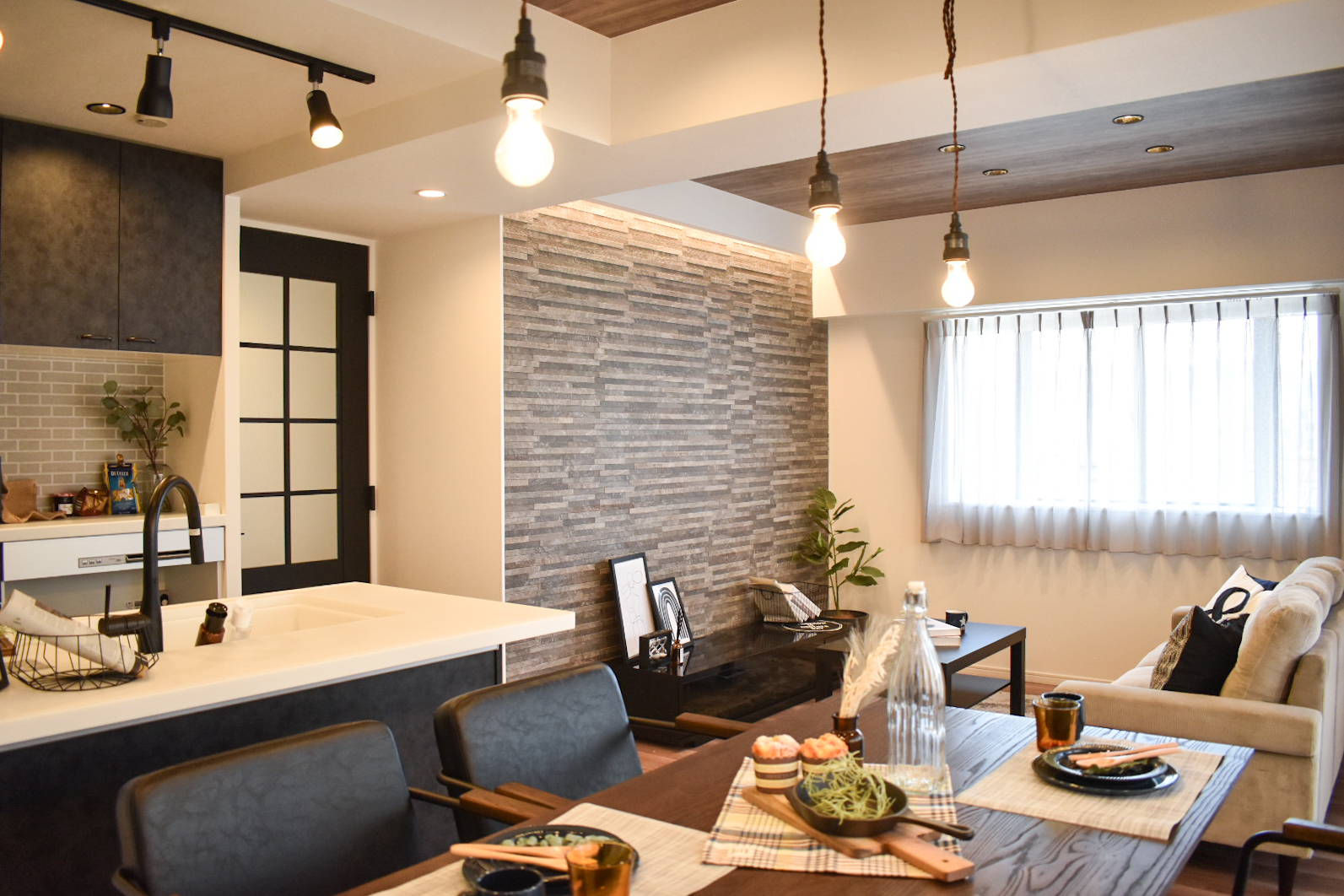 柄×柄もブラックで引き締めてアーバンなカフェ風に アイキャッチ 柄×柄もブラックで引き締めてアーバンなカフェ風に アイキャッチ