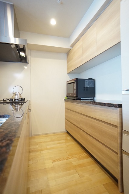 面材と合わせたカップボードで統一感のあるキッチンに アイキャッチ 面材と合わせたカップボードで統一感のあるキッチンに アイキャッチ