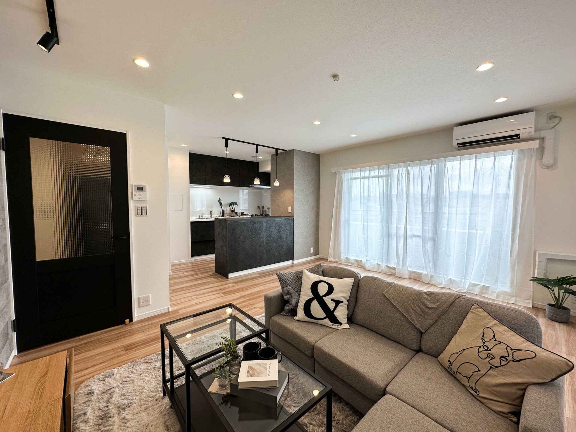 ナチュラルなカフェ風をブラックカラーで引き締め アイキャッチ ナチュラルなカフェ風をブラックカラーで引き締め アイキャッチ