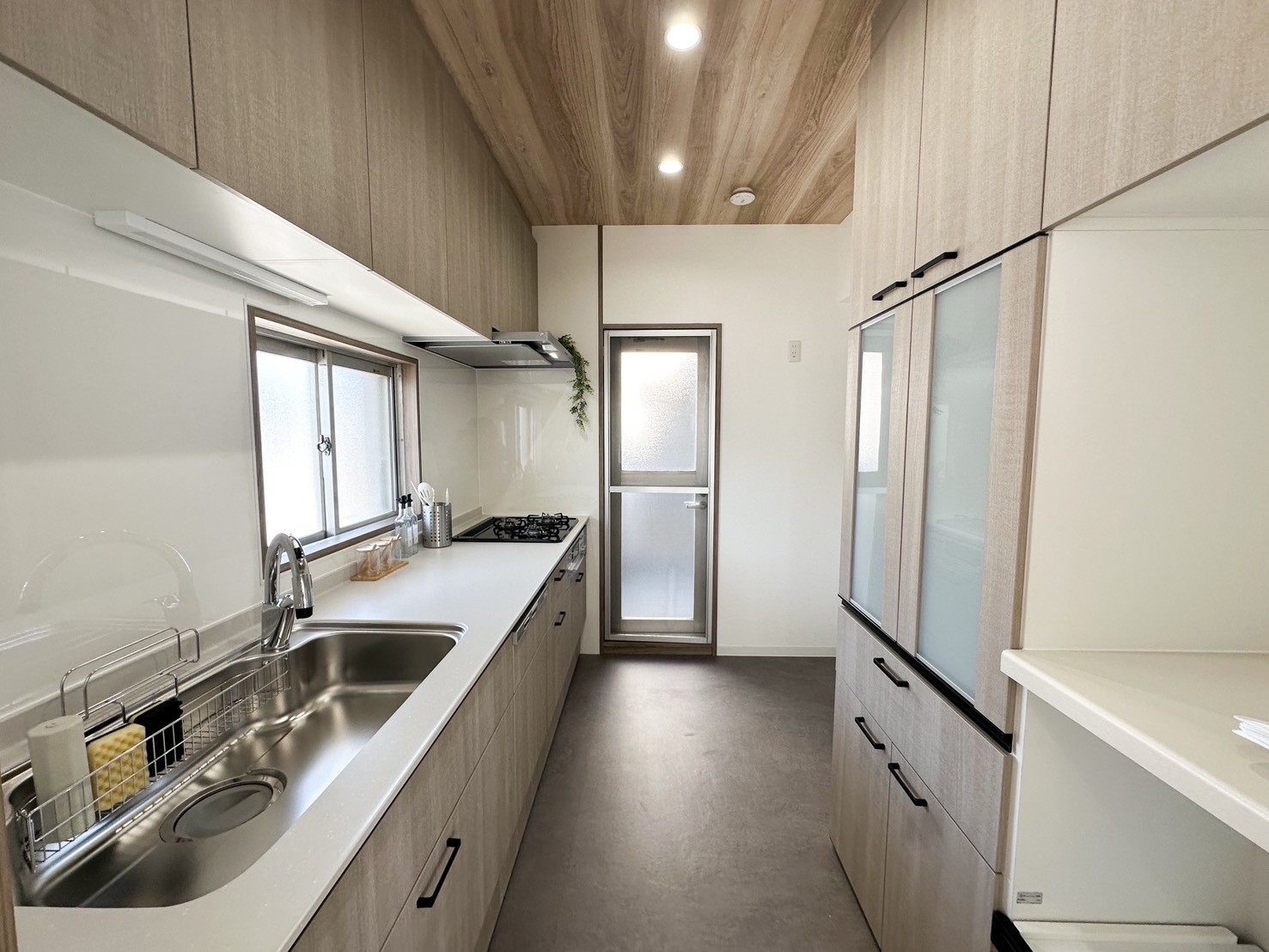 大容量収納の独立キッチン