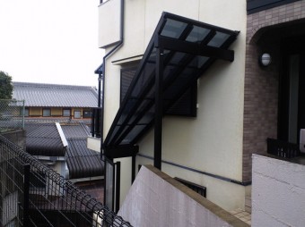 地下室へ行く通路に屋根を取り付け アイキャッチ