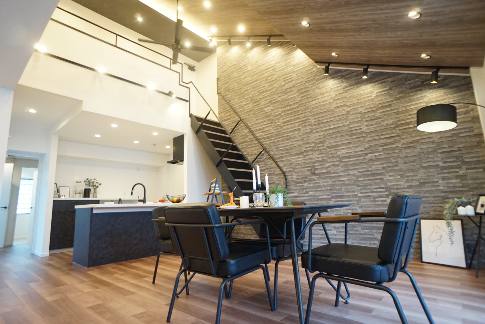 大迫力のエコカラットタイル。メゾネットマンションはこうリノベする。 アイキャッチ 大迫力のエコカラットタイル。メゾネットマンションはこうリノベする。 アイキャッチ