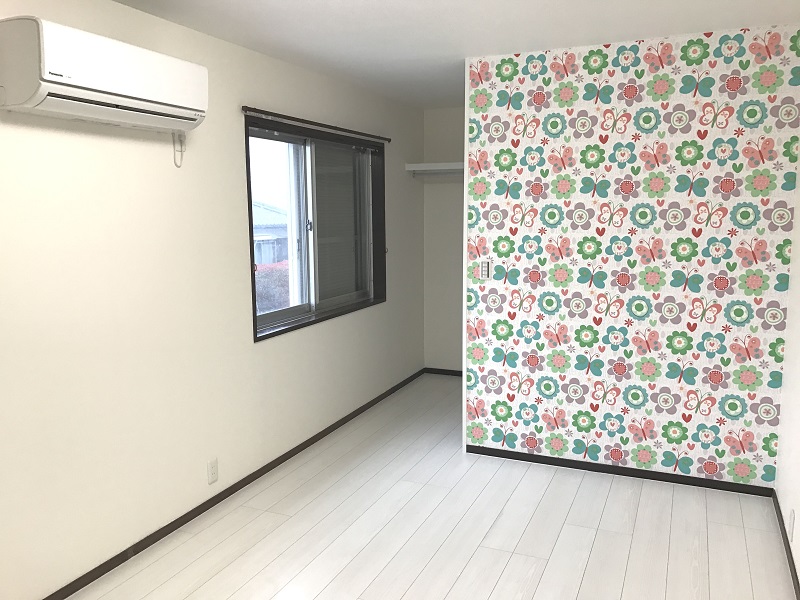 白のフローリングとお気に入り柄のアクセントクロスで女の子らしい子供部屋に アイキャッチ 白のフローリングとお気に入り柄のアクセントクロスで女の子らしい子供部屋に アイキャッチ