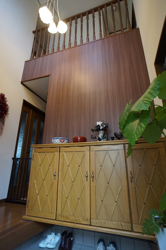 壁紙を木目に貼り替えるだけで玄関ホールの印象がガラリと変わる アイキャッチ 壁紙を木目に貼り替えるだけで玄関ホールの印象がガラリと変わる アイキャッチ