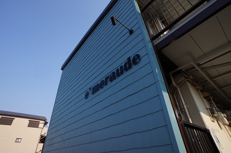 鮮やかなカラーの外壁が映えるハイツ アイキャッチ 鮮やかなカラーの外壁が映えるハイツ アイキャッチ