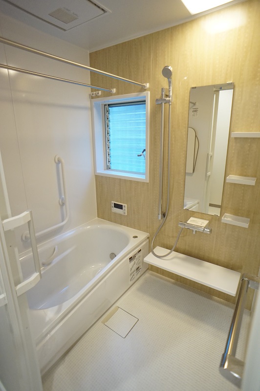 ライトな木目アクセントが映えるシステムバスルームに アイキャッチ ライトな木目アクセントが映えるシステムバスルームに アイキャッチ