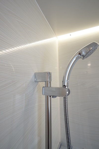 天井のに沿わせたライン照明で上質な空間に LIXILスパージュ アイキャッチ