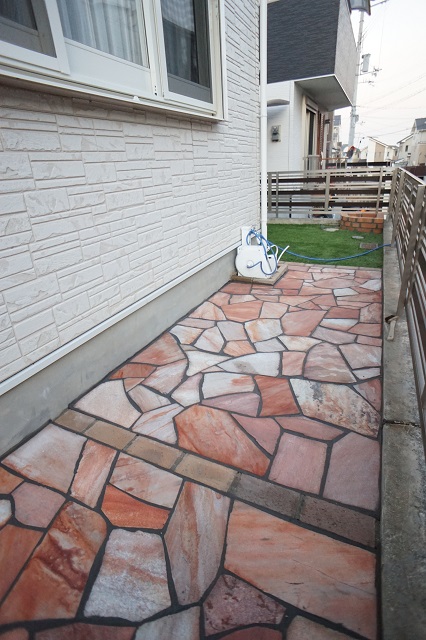 鮮やかな緑の人工芝のお庭と乱形石タイルのアプローチで華やかに♪ アイキャッチ 鮮やかな緑の人工芝のお庭と乱形石タイルのアプローチで華やかに♪ アイキャッチ