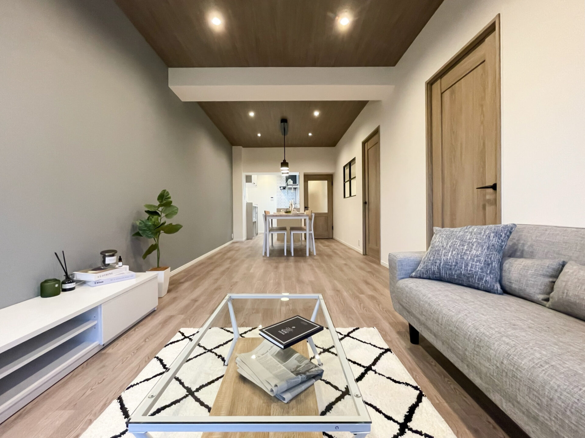 築年数を感じさせない 木目天井がおしゃれなモダンルーム アイキャッチ 築年数を感じさせない 木目天井がおしゃれなモダンルーム アイキャッチ