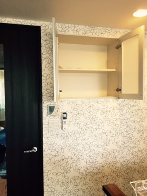 収納不足なキッチンに食器棚キャビネットを壁に埋め込む アイキャッチ 収納不足なキッチンに食器棚キャビネットを壁に埋め込む アイキャッチ