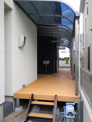 新築外構に樹脂製デッキを取り付け アイキャッチ 新築外構に樹脂製デッキを取り付け アイキャッチ