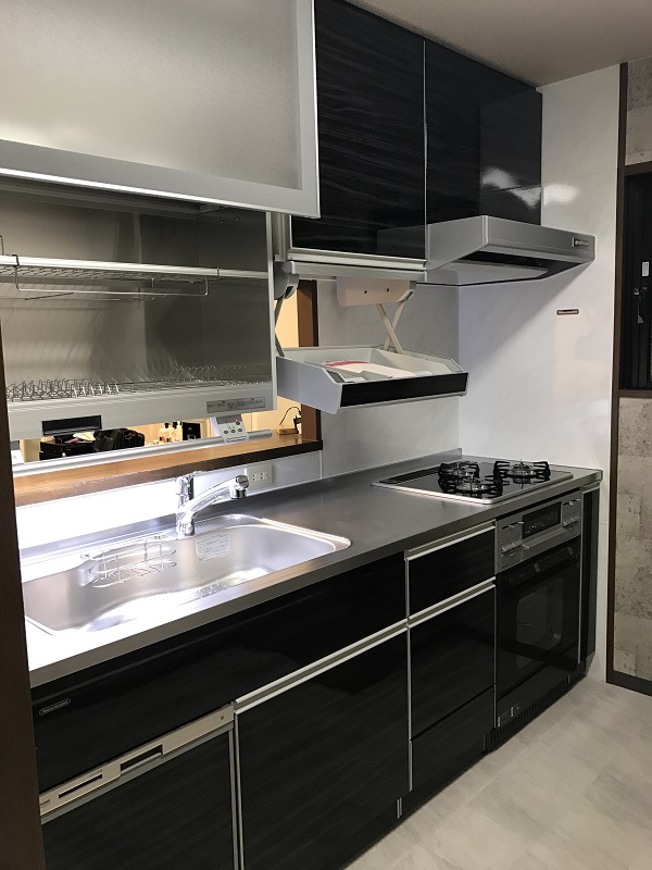 電動昇降を完備したホーローシステムキッチン アイキャッチ 電動昇降を完備したホーローシステムキッチン アイキャッチ