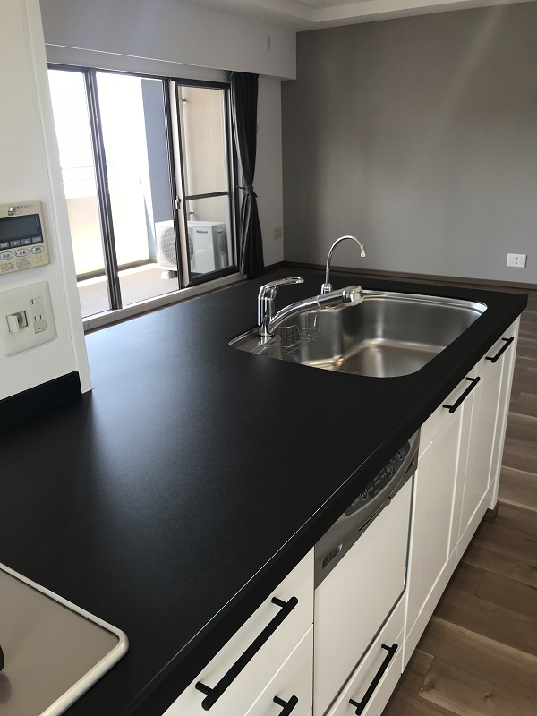 キッチンを取り替えることなくダイノックシートで一新 アイキャッチ キッチンを取り替えることなくダイノックシートで一新 アイキャッチ