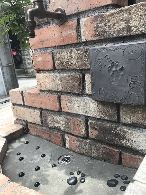 わんちゃんの肉球を那智石で表現した世界に一つのレンガ水栓 アイキャッチ わんちゃんの肉球を那智石で表現した世界に一つのレンガ水栓 アイキャッチ