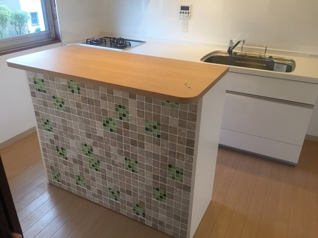 造作カウンターのタイルが映える素敵な空間に アイキャッチ 造作カウンターのタイルが映える素敵な空間に アイキャッチ