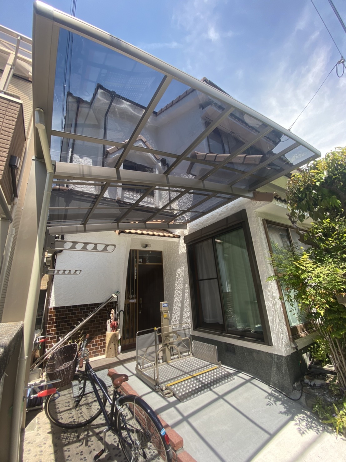 車椅子で直接家屋に入室ご希望に屋外スロープと昇降機設置 アイキャッチ 車椅子で直接家屋に入室ご希望に屋外スロープと昇降機設置 アイキャッチ