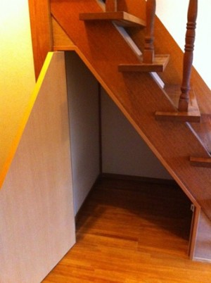 階段下に異形状扉取付 アイキャッチ 階段下に異形状扉取付 アイキャッチ