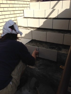 30㎝×60㎝の大判タイルで奥行をより広く感じるアプローチへ アイキャッチ 30㎝×60㎝の大判タイルで奥行をより広く感じるアプローチへ アイキャッチ