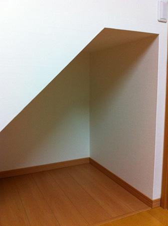 階段下のデッドスペースを有効活用 アイキャッチ 階段下のデッドスペースを有効活用 アイキャッチ