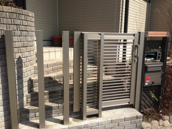 引き戸のようにスライドする門扉 アイキャッチ 引き戸のようにスライドする門扉 アイキャッチ