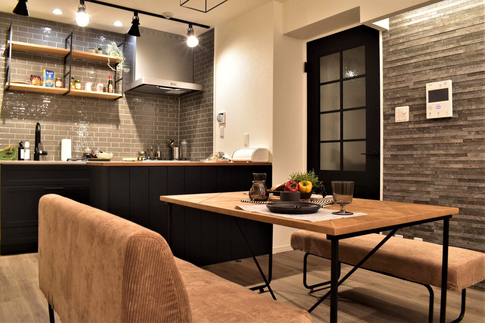 照明で際立つ素材感 アイアン調家具が映えるLDK アイキャッチ 照明で際立つ素材感 アイアン調家具が映えるLDK アイキャッチ