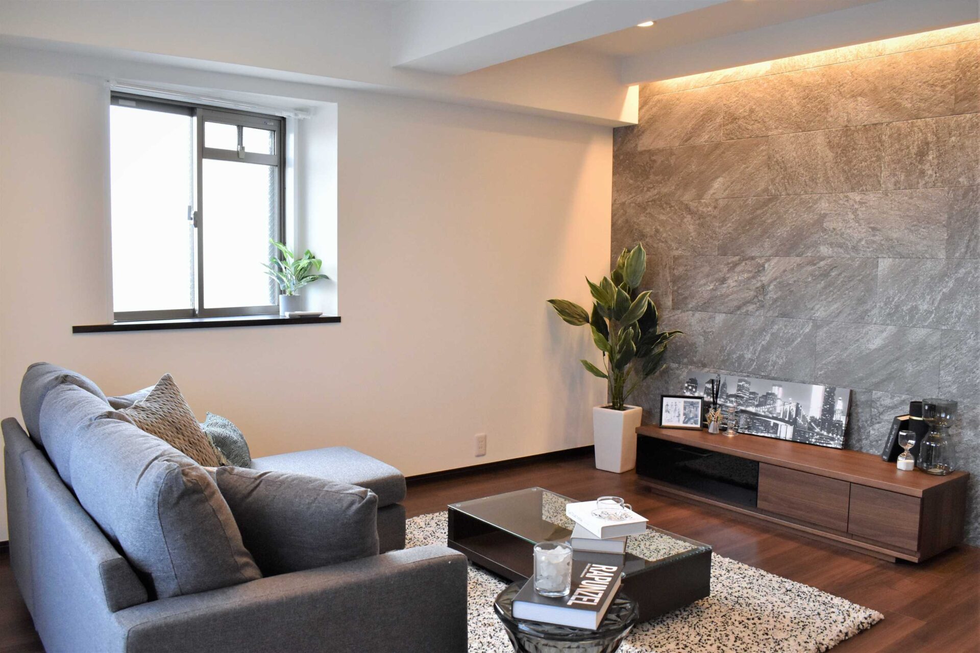 ダークトーンで揃えたシックな大人スタイル アイキャッチ ダークトーンで揃えたシックな大人スタイル アイキャッチ