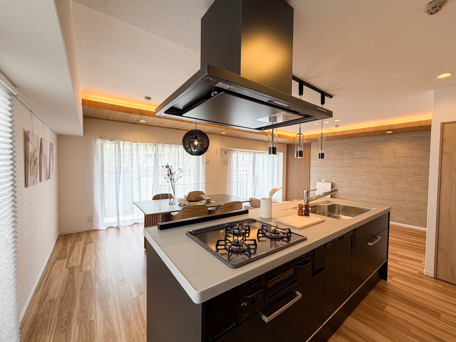 広々使える＆収納量豊富なアイランドキッチン