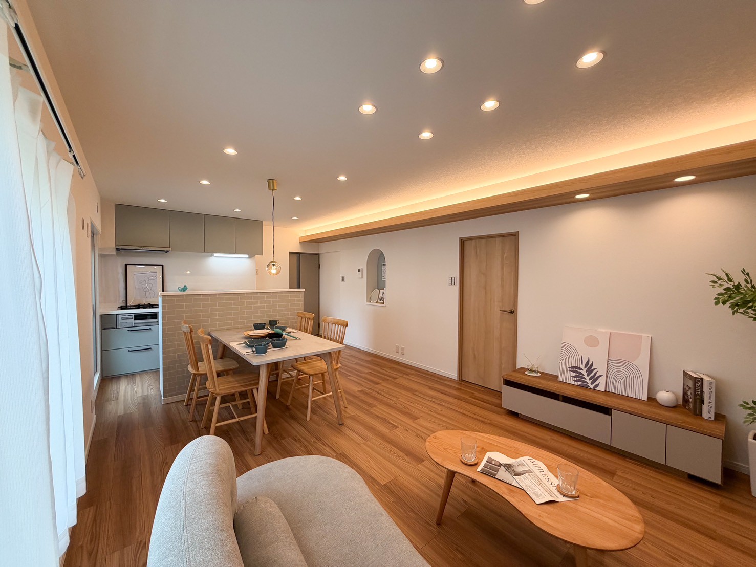 優しい木目に映えるグレイッシュカラー アイキャッチ 優しい木目に映えるグレイッシュカラー アイキャッチ