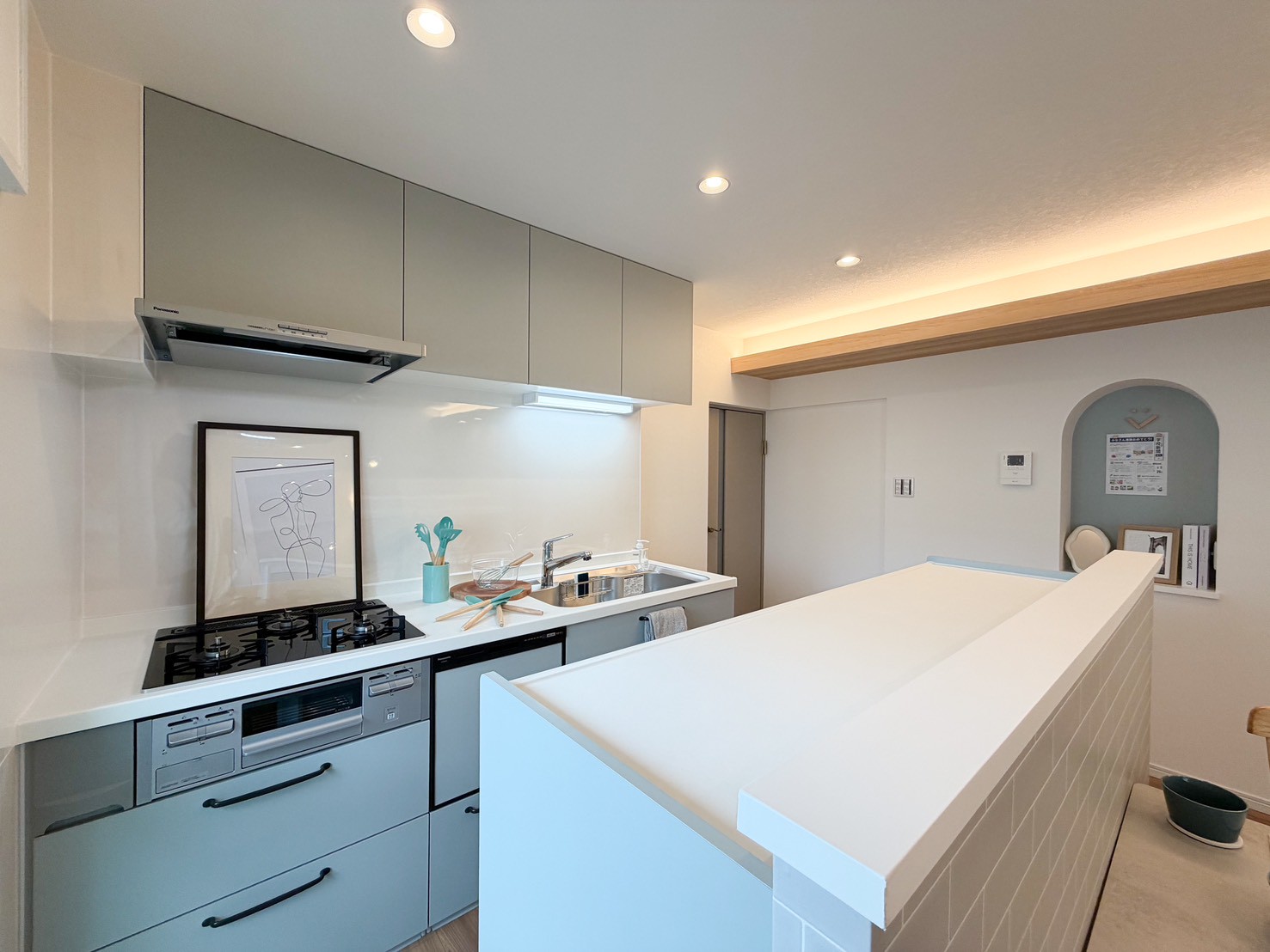 壁付けキッチンでリビング広々