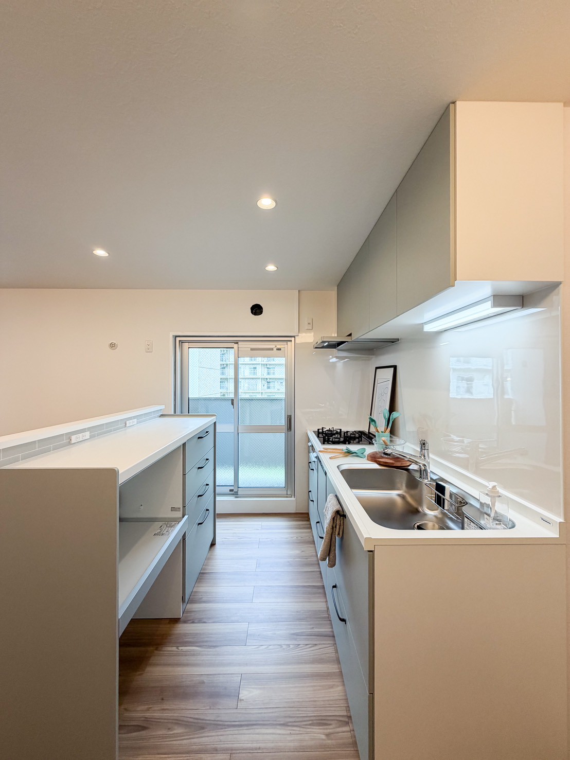 壁付けキッチンでリビング広々